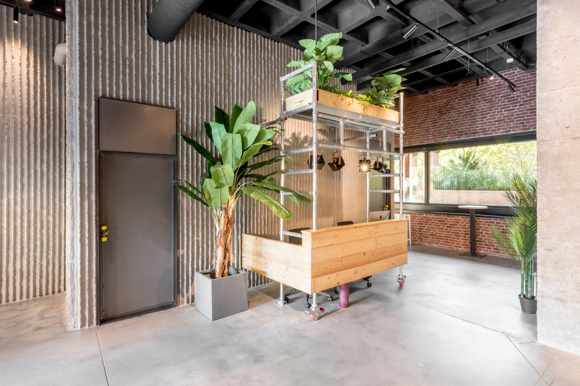 Reforma de local comercial d'estil industrial a Vilafranca del Penedès (Alt Penedès) amb recepció de fusta, estructura metàl·lica i paret d'obra vista