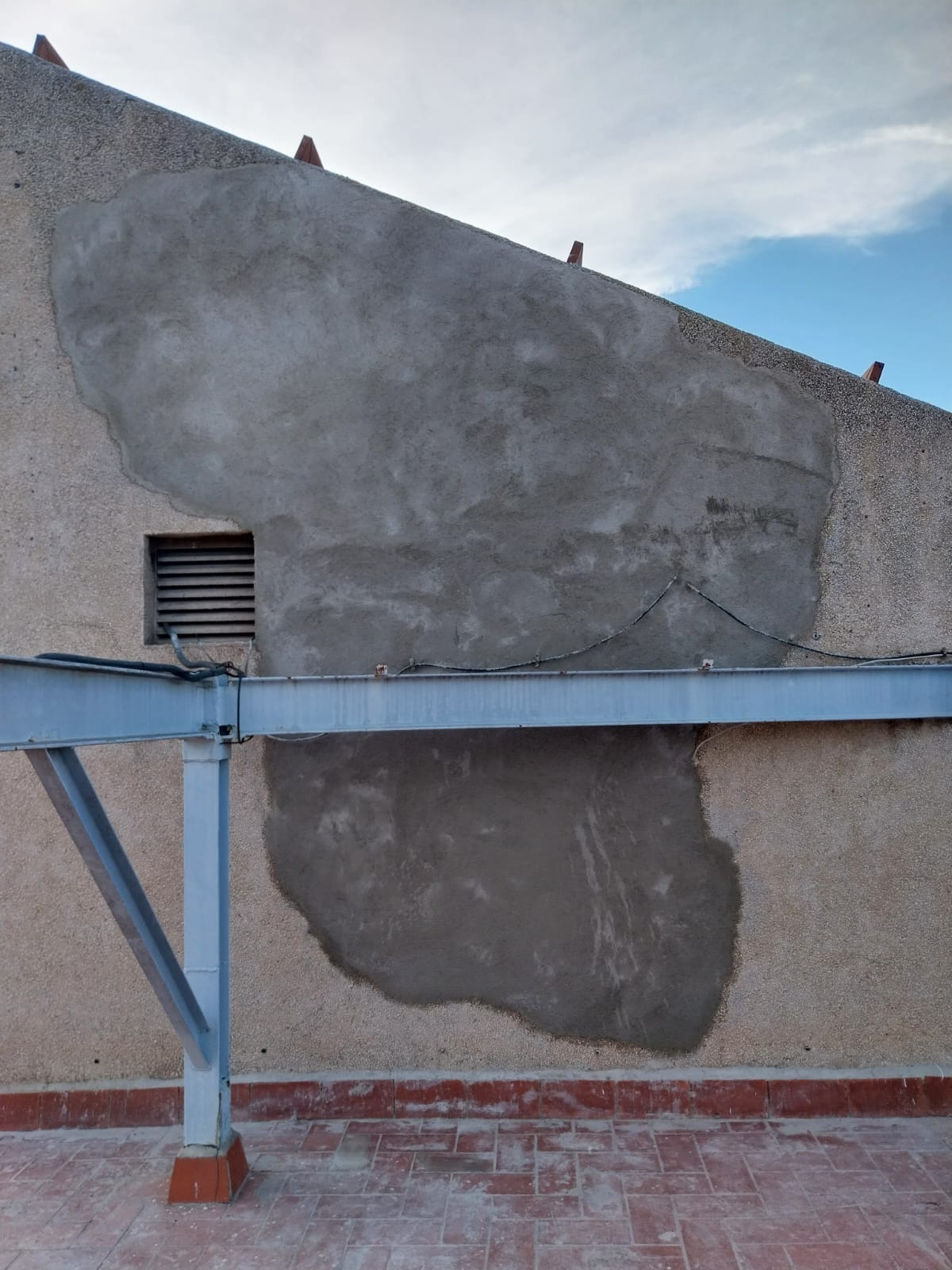 Paret del terrat arrebossada amb morter al barri del Tívoli de Vilafranca del Penedès